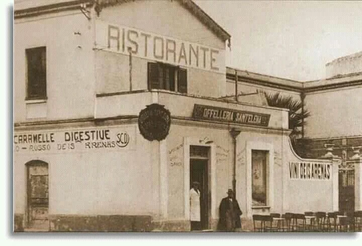 Fotografia storica dell’edificio di Piazza Azuni quando ospitava un ristorante